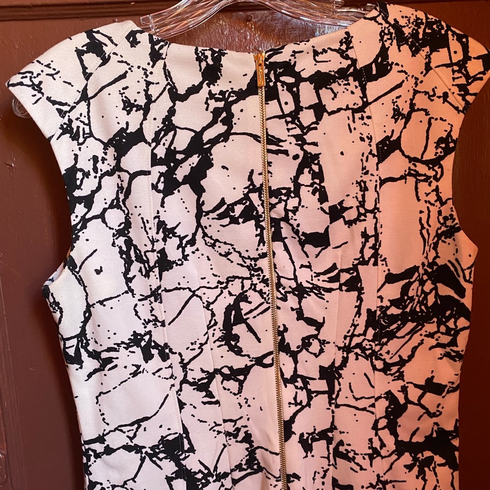 CALVIN KLEIN CREAM AND WHITE ZIPPER TILE DRESS - Picture 12 of 12